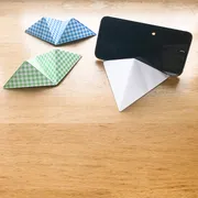 欲しい時にすぐ！　紙で作れるスマホスタンド