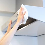 キッチンの換気扇掃除のやり方は？適した洗剤やファン別の手順を紹介
