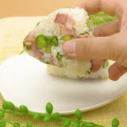 食べたらやみつき！？　アスパラとベーコンのおにぎり（幼児食　1才6か月頃〜）