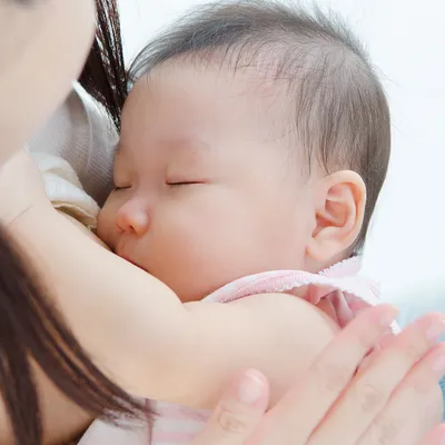 母乳を飲む赤ちゃん