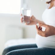妊娠中に飲んでも問題ない薬は？避けたいものや飲んでしまった場合の対応を解説