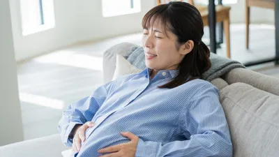 【医師監修】妊娠後期の胃痛の原因は?対処法と病院受診の目安も解説