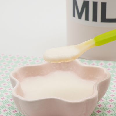 【管理栄養士監修】離乳食のミルク粥はいつから?レシピ動画や冷凍方法も紹介