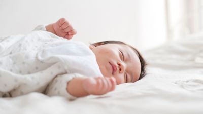 新生児が寝すぎているようで心配！チェックしたいポイントと適切な対応を解説