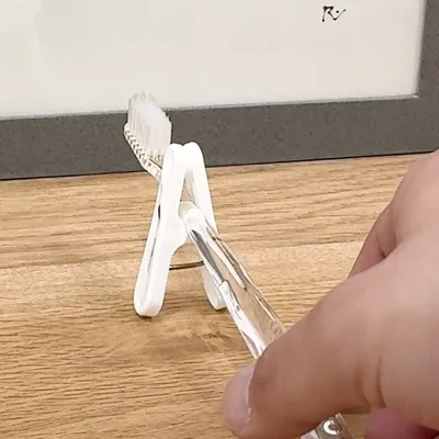 洗濯バサミがスタンド代わりに大活躍