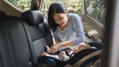 抱っこ紐で車に赤ちゃんを乗せてもいい？チャイルドシートを使わないと違反に！