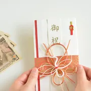 お食い初めのお祝い金や贈り物は必要？誰にどう渡したらいいの？