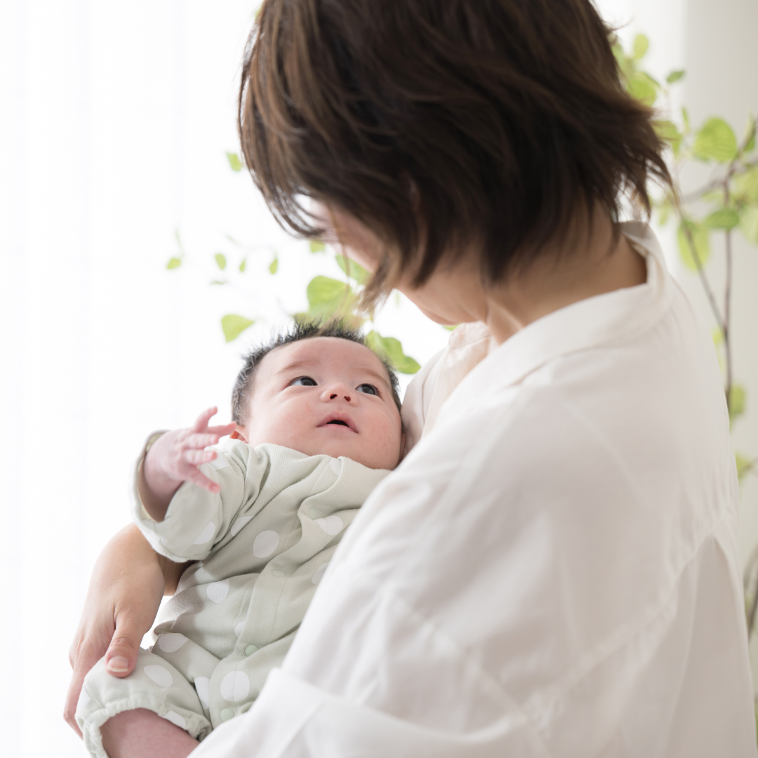 新生児の抱っこはどうやるのが正解？赤ちゃんを安全に抱っこするためのポイントや注意点を解説