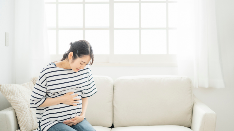 妊娠中の胃もたれはつわり？原因や対処法と病院を受診したほうがよい症状を解説