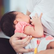 【医師監修】赤ちゃんに母乳を与えていたら乳首に白斑が……これって大丈夫？