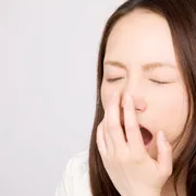 妊娠初期に眠気が強くなるのはなぜ？原因と対処法、妊娠中の睡眠対策に関する注意点も解説