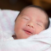 新生児のくしゃみの原因や対処法、病院へ行く目安は？