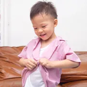 着替える男の子