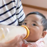 ミルクを飲む赤ちゃん