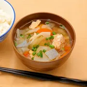 野菜もたんぱく質も摂れる！　鮭缶入り味噌汁