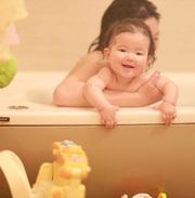 お風呂に入る赤ちゃんとバスチェア