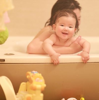 お風呂に入る赤ちゃんとバスチェア