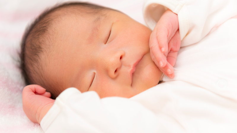新生児が寝言を言いながら泣くのはどうして？夜泣きとの違いや対処法を解説
