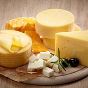 妊婦はチーズNG？妊娠中に避けるべきチーズの種類やリスクを解説