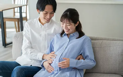 妊娠中の安定期っていつのこと？安全な過ごし方や注意点、妊娠中期にみられる症状も解説