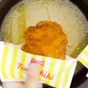 S02669_炊飯器で_ファミチキチャーハン_白サムネ