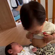 授乳トライするお兄ちゃん