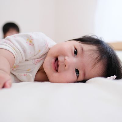 【医師監修】寝返りは生後3ヶ月頃？赤ちゃんの寝返り時期とサポート方法
