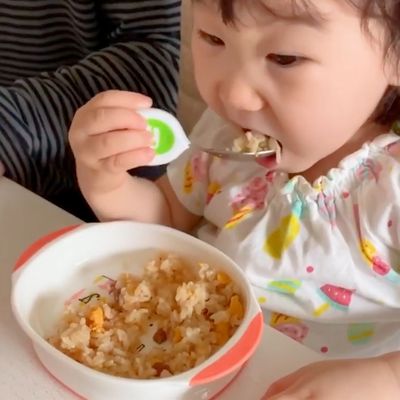 E00511_1歳から自分で食べられる_手づかみ食べに近いスプーン&フォーク_白完_00.00_00_19_00.静止画001