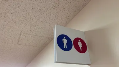 抱っこ紐をしたままトイレに行ける？コツや首すわり前の注意点も解説