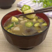 夏バテ予防にも！　夏野菜のお味噌汁