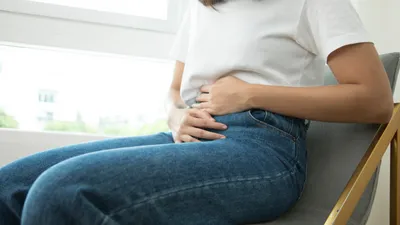 【医師監修】妊娠後期の胃痛の原因は?対処法と病院受診の目安も解説