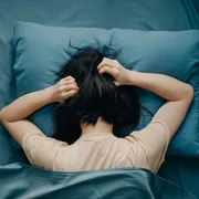 妊娠超初期に眠れなくなることはある？原因・寝不足の解消法も解説