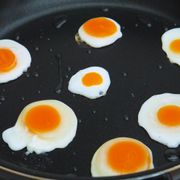 1個の卵から たくさん目玉焼き作るワザ