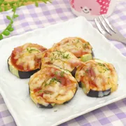 チーズが相性バツグン！　なすでピザ