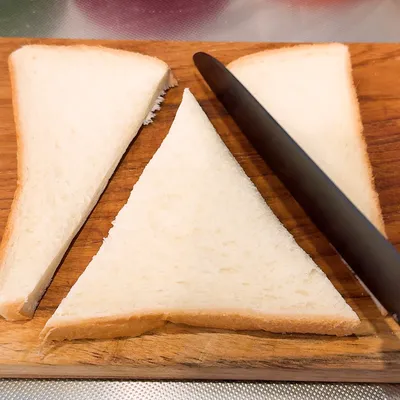 切って並べて焼くだけ!食パンピザの作り方