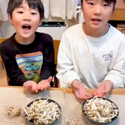 家族みんなで お家の中できのこ狩り