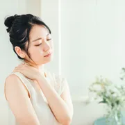 妊娠中の肩こりの原因は？自宅でできるセルフケアの方法と注意点を解説！