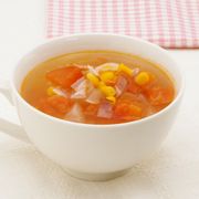 野菜の甘みたっぷり　新玉ねぎとトマトのスープ