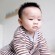 下を向いた赤ちゃん