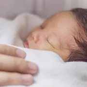双子の妊娠はいつわかる？診断方法や双子とわかったときの対応も解説
