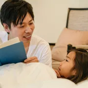 【看護師監修】寝かしつけっていつまでするの？子どもは何時に寝かせる？