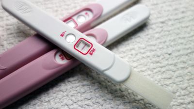 妊娠検査薬の仕組みは？使うタイミングや判定結果の見方もわかりやすく解説！