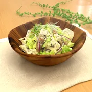 ボリュームたっぷり　塩麹豆腐と春キャベツのサラダ