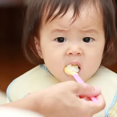 しかめっ面の赤ちゃん