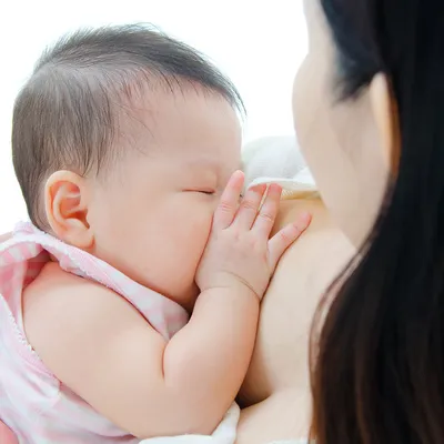 幹線での授乳、どうしたらいい？ 利用できるサービスや便利アイテムで乗り切ろう！