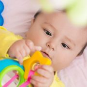 【保育士監修】生後2ヶ月の赤ちゃんとどんな遊びをすればいい？発達のポイントは？