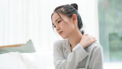 妊娠中の肩こりの原因は？自宅でできるセルフケアの方法と注意点を解説！