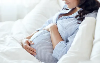 妊婦は烏龍茶を飲んでもいい？妊娠中に飲んでもよい烏龍茶の量や胎児への影響について解説