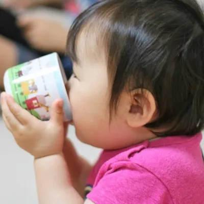 コップで飲む幼児