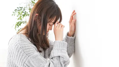 妊娠初期に吐き気がする原因は？つわりの症状を和らげる方法や赤ちゃんへの影響も解説